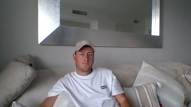 Londonlad818 online show from April 10, 2026, 4:44 pm