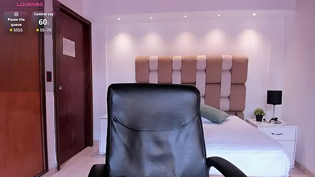 sofiapalacioss online show from April 10, 2026, 7:51 pm