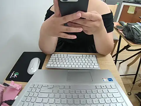 Snapshot of Hana_Mina chatting on September 25, 2025, 7:39 pm Hana Mina online show from September 25, 2025, 7:39 pm