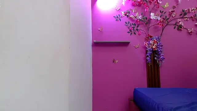 skinnysofia18 online show from February 28, 2026, 1:12 pm