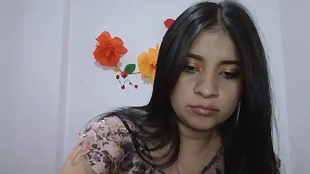 ValerieLove  online show from May 25, 2026, 9:32 pm