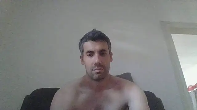 JulioIsHere4you online show from May 24, 2026, 9:47 am