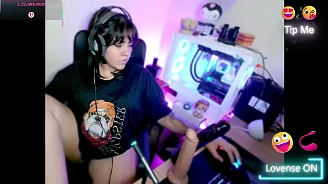 PinkDenial online show from December 4, 2025, 4:33 am