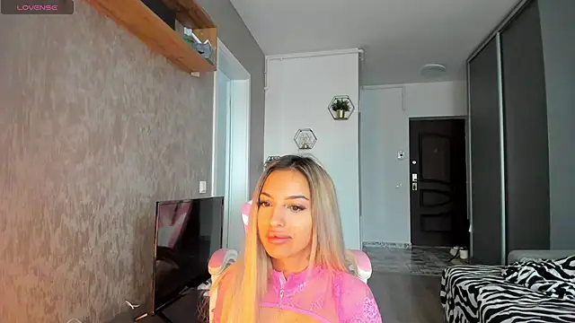 Anya Belle online show from November 20, 2025, 8:47 am