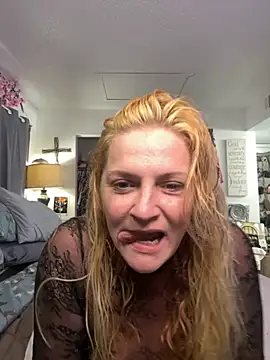 Goldenndoll online show from September 10, 2025, 2:06 pm