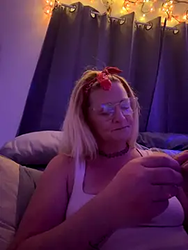 Goldenndoll online show from September 27, 2025, 9:03 am