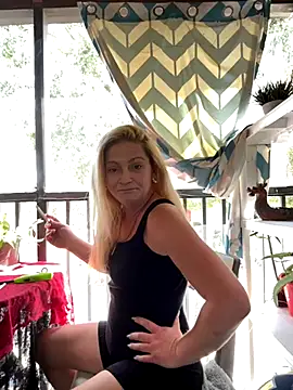 Goldenndoll online show from October 5, 2025, 5:00 pm