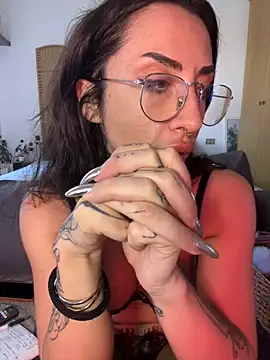 nikkaanderic online show from May 26, 2026, 3:52 pm