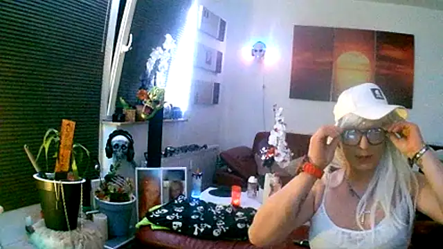 hellgirl1980 online show from November 28, 2025, 9:50 pm