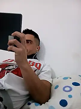 Snapshot of Andr3s69xxx chatting on January 13, 2026, 9:09 pm Andr3s69xxx online show from January 13, 2026, 9:09 pm