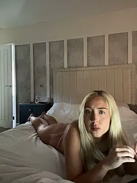 emilyhugesxo online show from September 16, 2025, 3:35 pm