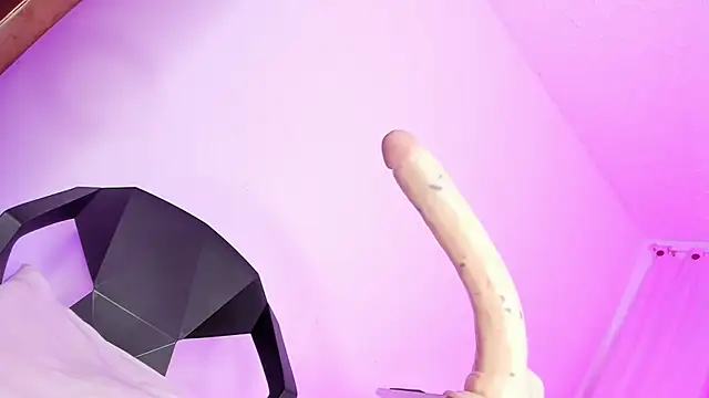 francesca suzett  online show from January 9, 2026, 11:02 am