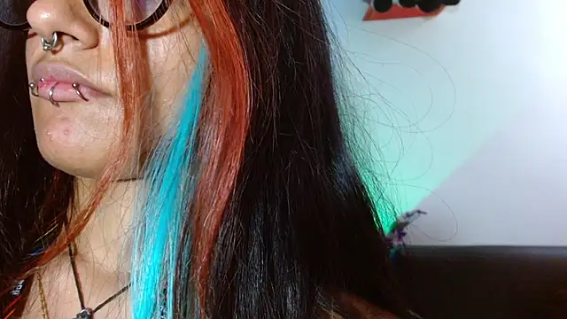 carolinerue online show from November 24, 2025, 7:13 pm