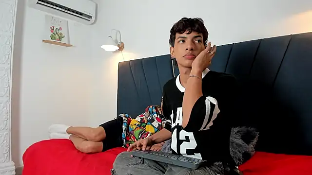 maicol cum23 online show from December 17, 2025, 4:51 am