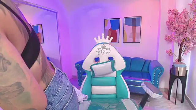 Black roseee online show from April 12, 2026, 4:01 pm