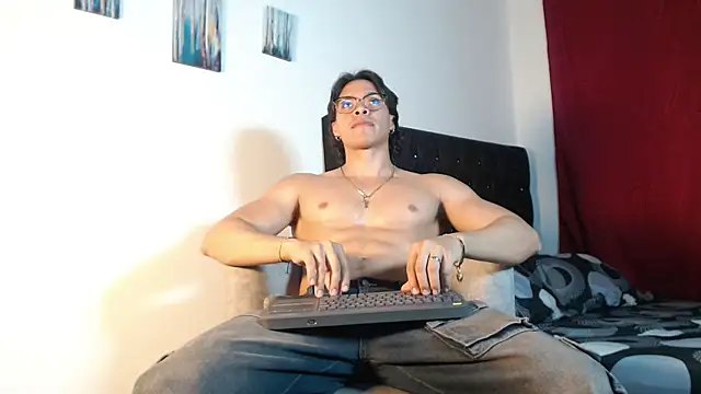 adriel escalante online show from December 16, 2025, 3:22 am