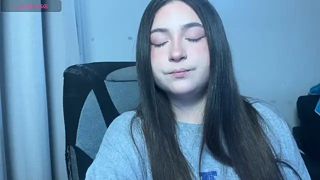 valentinauwu online show from November 29, 2025, 12:35 am