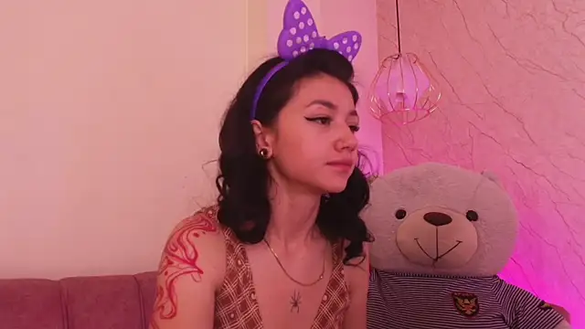 april bennett online show from November 22, 2025, 12:15 pm