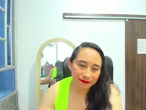 LeilaSmith  online show from October 13, 2025, 11:43 am