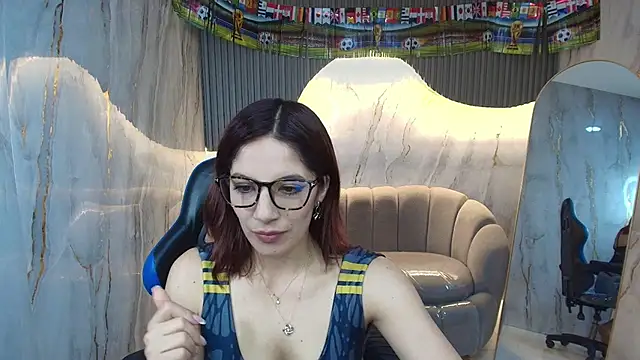 nadia r  online show from June 17, 2026, 7:37 pm