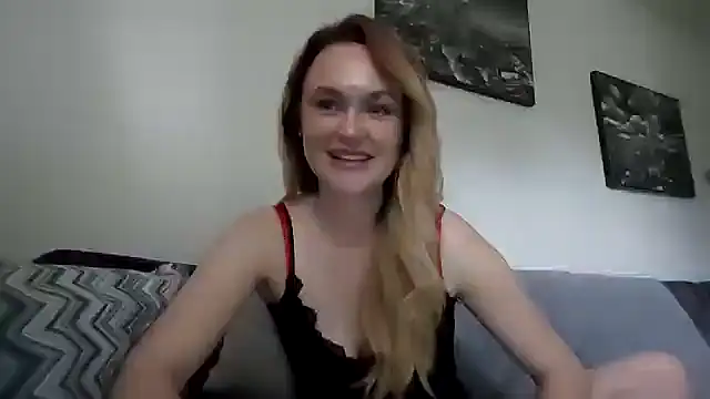 Snapshot of Rovelaa chatting on July 7, 2026, 12:20 pm Rovelaa online show from July 7, 2026, 12:20 pm