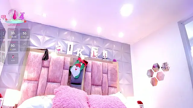 Charlotte Landry   online show from December 4, 2025, 4:27 pm