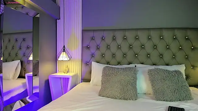 LunaBloomn online show from October 28, 2025, 5:04 pm