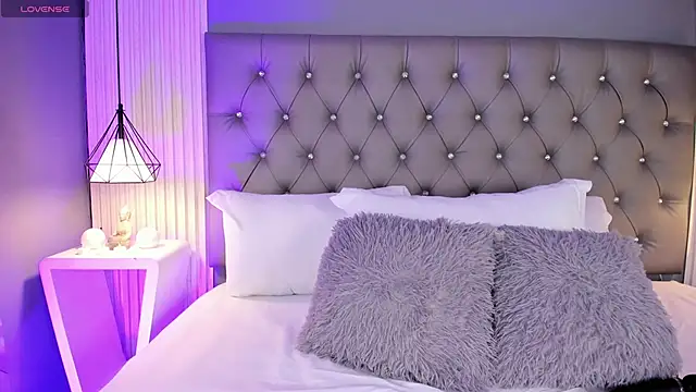 LunaBloomn online show from March 11, 2026, 5:08 pm