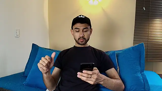 Snapshot of Axel_Moon_S chatting on October 14, 2025, 6:52 pm Axel Moon S online show from October 14, 2025, 6:52 pm