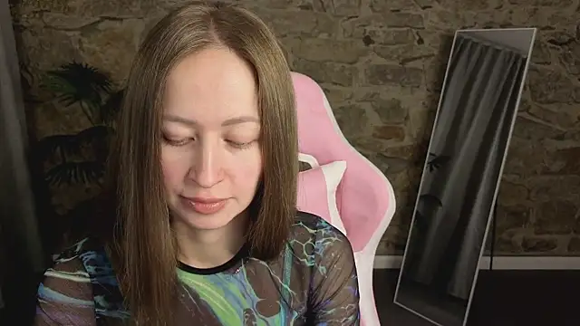 bella li   online show from December 23, 2025, 2:42 am