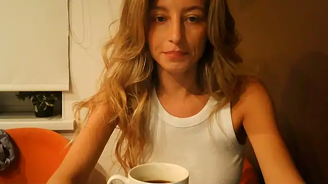 Snapshot of Miralyn chatting on September 23, 2025, 4:32 pm Miralyn online show from September 23, 2025, 4:32 pm