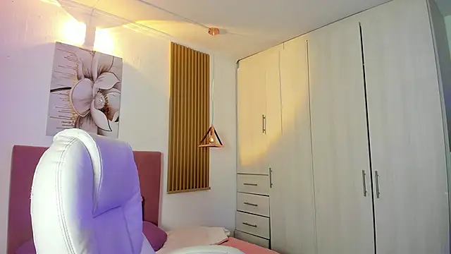 KoraRousee online show from October 16, 2025, 1:12 pm