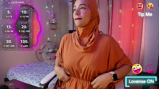 ShanaJamil online show from December 3, 2025, 2:37 pm