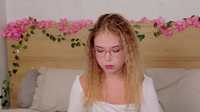 Lilith Bonheur online show from October 31, 2025, 8:32 pm