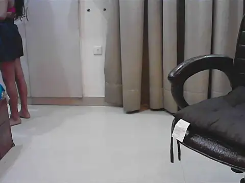 Snapshot of short_girl_ chatting on October 16, 2025, 4:30 pm short girl  online show from October 16, 2025, 4:30 pm