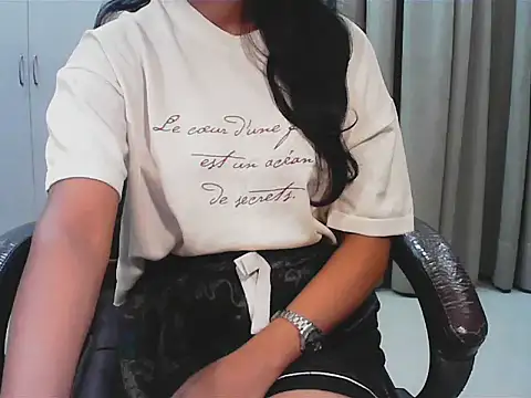 short girl  online show from November 7, 2025, 4:40 pm