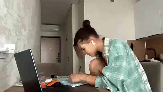 FavorLeila online show from September 28, 2025, 1:16 pm
