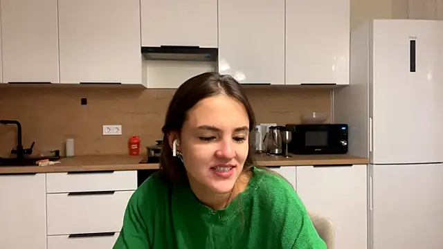 FavorLeila online show from October 8, 2025, 2:04 pm