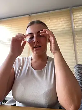 Snapshot of Sapphireroseee chatting on November 13, 2025, 11:09 am Sapphireroseee online show from November 13, 2025, 11:09 am