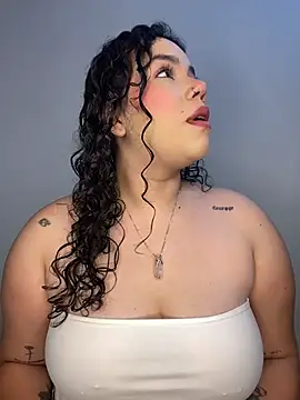 krisstenSantos online show from November 11, 2025, 12:05 pm