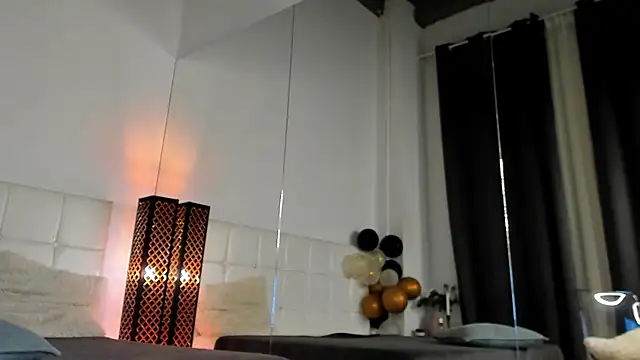 AmiraRees online show from December 16, 2025, 6:51 am