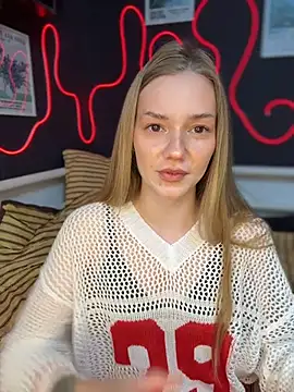 MilaMoone online show from May 31, 2026, 12:01 pm