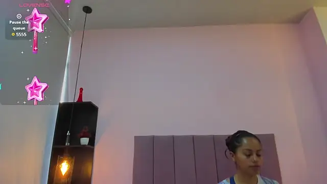 HoollyHendrix online show from October 16, 2025, 8:10 pm