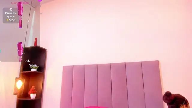 HoollyHendrix online show from November 18, 2025, 8:24 pm