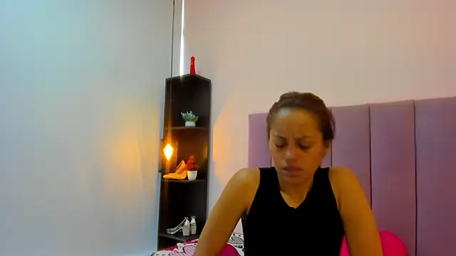 HoollyHendrix online show from November 28, 2025, 8:33 pm