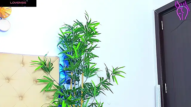 CoraVex online show from September 17, 2025, 4:25 am