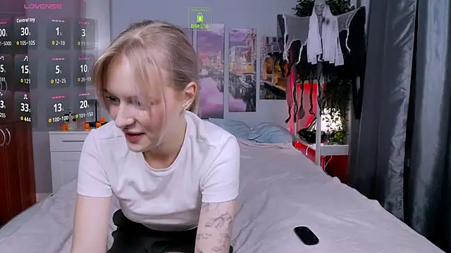 LunaLuxxy online show from October 3, 2025, 3:53 pm