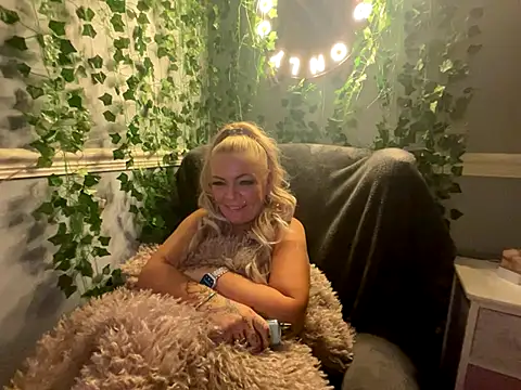 BonnyDesire online show from December 18, 2025, 8:15 pm