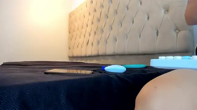 Naomis 35 online show from February 23, 2026, 7:44 pm