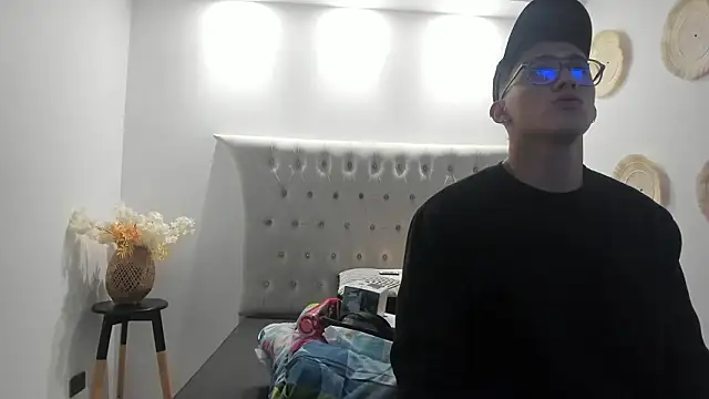 Snapshot of SalvadorFit chatting on February 1, 2026, 8:29 pm SalvadorFit online show from February 1, 2026, 8:29 pm